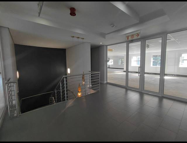 1,014M² OFFICE TO LET IN BRYANSTON